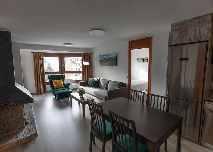 Anayet - Plaza Del Reloj En - By Pirineos 360 *